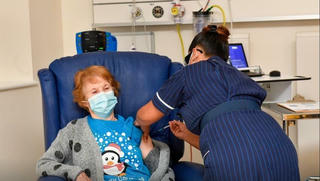 Cụ bà 90 tuổi người Anh là người đầu tiên trên thế giới chính thức tiêm vắc-xin Pfizer 