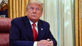 Phút cuối, ông Trump ân xá, giảm án cho hơn 100 người
