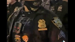Cảnh sát New York bị kỷ luật vì mặc áo có hình cổ vũ ông Trump