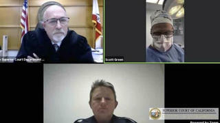 Bác sĩ vừa dự tòa vừa… phẫu thuật