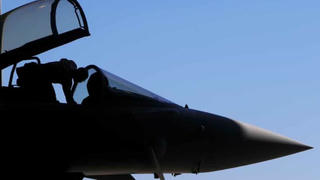 Không quân Hoàng gia Anh điều tra video 'quay cảnh tấn công tình dục phi công'