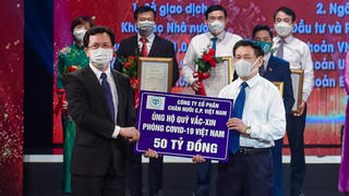 C.P. Việt Nam trao tặng 50 tỷ đồng ủng hộ Quỹ vắc-xin phòng chống COVID-19