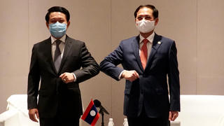 Lào luôn sẵn sàng kề vai sát cánh cùng Việt Nam