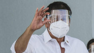 Tổng thống Philippines Duterte: "Chọn đi: tiêm vaccine hoặc đi tù"