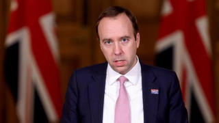 Ôm hôn trợ lý trong văn phòng, Bộ trưởng Y tế Anh đối mặt bê bối ngoại tình và vi phạm nguyên tắc chống dịch