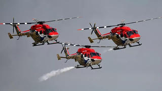 Trực thăng Ấn Độ lần đầu trình diễn nhào lộn ở Nga