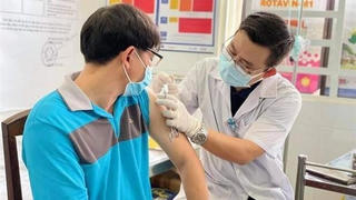 Các nhà sản xuất vaccine đang thu lợi khổng lồ từ COVID-19