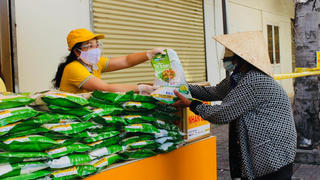 “Hạt vàng Bưu điện” tặng 820 tấn gạo cho người dân khó khăn do dịch COVID-19 