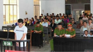 Ám ảnh ánh mắt con trẻ trong phiên tòa xét xử người chồng vũ phu đánh chết vợ