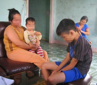 Mẹ nhốt con vào chuồng chó cai nghiện game