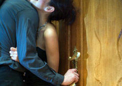 Nghi vợ ngoại tình, nam thanh niên vác dao đâm chết tình địch