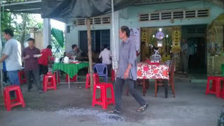 Bi kịch của ông chồng hay ghen khi cô vợ trẻ mở quán cà phê