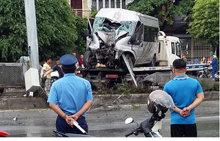 Quảng Ninh: Ôtô mất lái, leo lên dải phân cách 8 người nhập viện