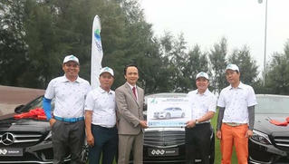 Bamboo Airways trao thưởng HIO 4 xe Mercedes và quà trị giá 10 tỷ đồng cho golfer Cao Xuân Hùng