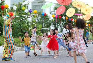 Đừng để con trẻ ngủ quên trong sách vở