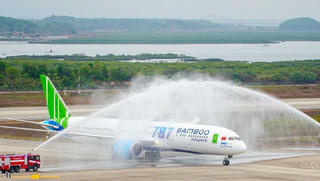 Phó Chủ tịch Quốc hội biểu dương Bamboo Airways tại Lễ đón máy bay thân rộng Boeing 787-9 Dreamliner 