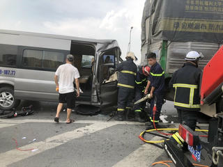 Giải cứu hai người mắc kẹt trong xe khách gặp tai nạn ở Vành đai 3 trên cao