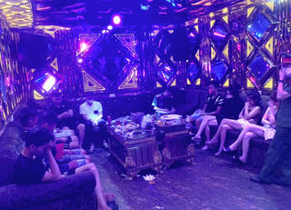 Phát hiện 50 đối tượng dương tính với ma túy tại quán karaoke “núp bóng” nhà hàng 