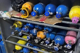 Nam thanh niên cất giấu 78 bình khí cười trong phòng trọ