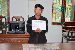 Bắt đối tượng mua bán trái phép 12 bánh heroin 