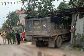 Ô tô tải bất ngờ lao vào quán tóc khiến 4 người thương vong