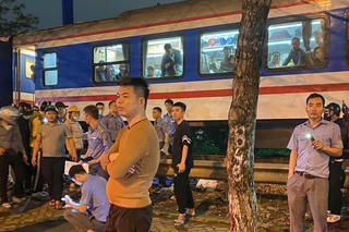 Đứng sát đường ray nghe điện thoại, người đàn ông bị tàu hỏa đâm tử vong
