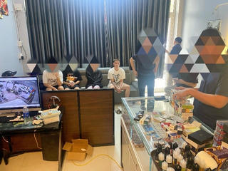 Đình chỉ hoạt động cơ sở kinh doanh bán thuốc lá điện tử 'chui' cho học sinh