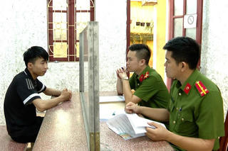 Nam thanh niên không đội mũ bảo hiểm đâm xe vào cán bộ CSGT