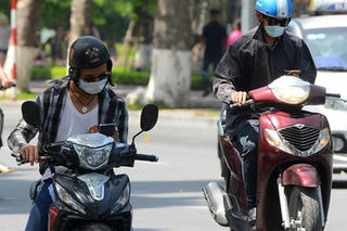 Dừng xe máy trên đường để nghe điện thoại có bị phạt không?