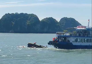 Tàu chuyển tải chìm trên vịnh Lan Hạ, 1 du khách tử vong 