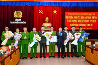 Khen thưởng Công an Hải Phòng thành tích triệt xóa tụ điểm ma túy tại Vũ trường Hoàng Gia