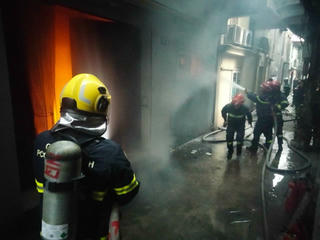 Cháy nhà dân, 3 mẹ con thoát nạn