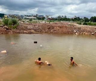 2 cháu bé tử vong tại hố nước gần nhà