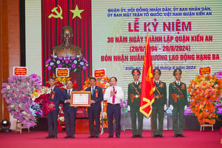 Quận Kiến An (Hải Phòng) đón nhận Huân chương Lao động Hạng Ba 