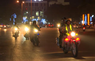 Xử lý nghiêm đối tượng dúi thuốc lá đang cháy vào mặt chiến sĩ công an