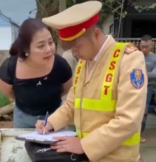 Khởi tố bị can, bắt tạm giam người phụ nữ lăng mạ CSGT