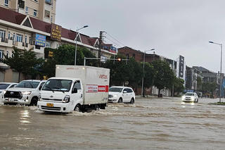 Nhiều tuyến đường ngập sâu sau mưa lớn ở Nghệ An