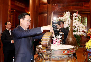 Chủ tịch nước Võ Văn Thưởng dâng hương tưởng nhớ Chủ tịch Hồ Chí Minh tại Khu di tích Quốc gia đặc biệt Kim Liên