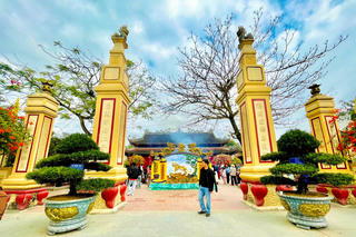 Đền Ông Hoàng Mười hút khách đầu năm mới