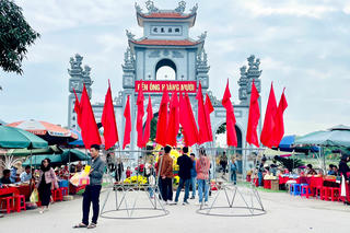 Tạm đình chỉ 2 người nghi bớt xén tiền công đức tại Đền Ông Hoàng Mười