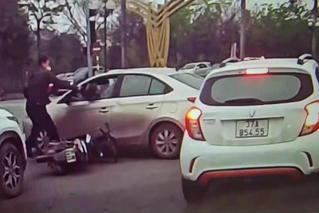 Đình chỉ công tác cán bộ Chi cục Hải quan Cửa khẩu Thanh Thủy dùng mũ bảo hiểm đập vỡ kính xe ô tô 