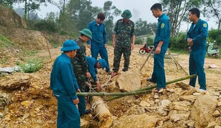 Đào đất làm đường đụng quả bom nặng khoảng 226kg còn nguyên kíp nổ