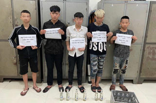 Nhóm thanh niên dùng hung khí đánh người đi đường để lấy "số má"