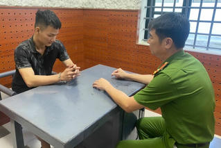 Thanh niên đánh cán bộ vì không cho qua đường đang sạt lở