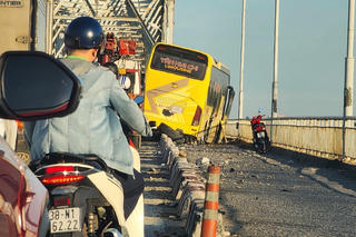 Xe khách lao lên dải phân cách gây tắc nghẽn giao thông cầu Bến Thủy 1 