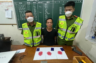 Sắm 2 súng săn cùng gần 1.000 viên hồng phiến để bán kiếm lời