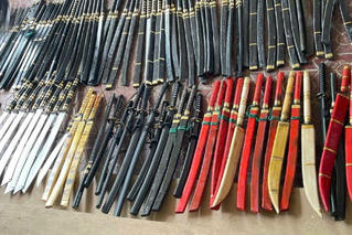 Bắt 2 "nữ quái" mua bán hàng trăm vũ khí trái phép