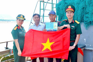 Gần 44.800 lá cờ Tổ quốc được trao cho ngư dân 