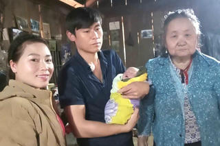 Hành động đẹp của 4 cô giáo dũng cảm đỡ đẻ cho sản phụ bên vệ đường 