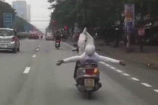 Công an xác minh danh tính tài xế buông 2 tay nằm ngửa trên yên xe máy